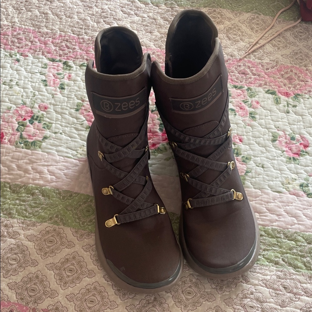 Bzees Women's Gray Winter Boots